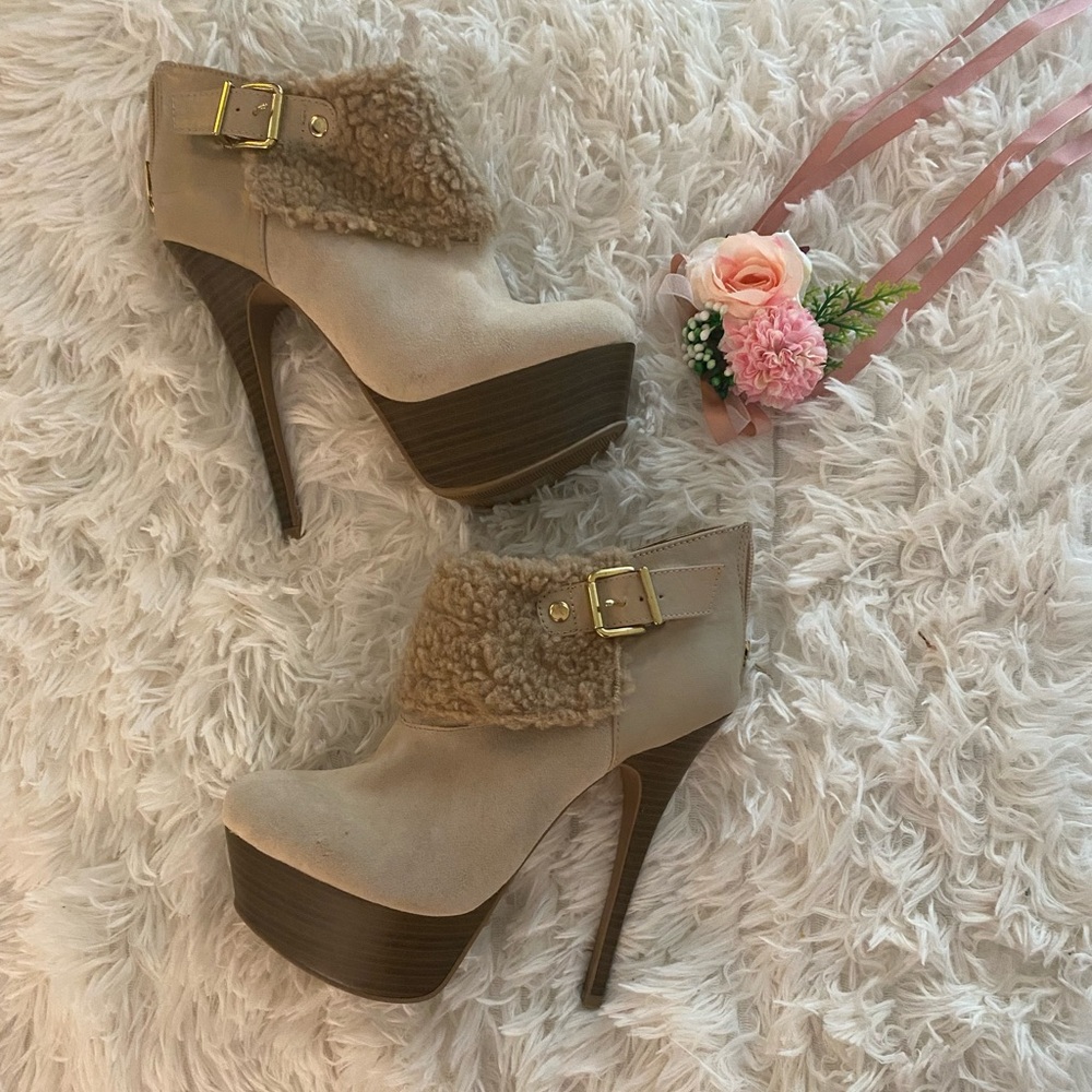 Shoedazzle cream booties with fur lining, heel zippers, and 5 inch heels, size 8